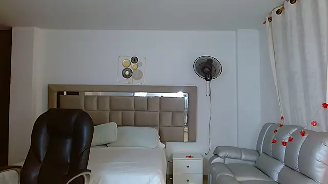 Chat +18 de zoecruzz ao vivo