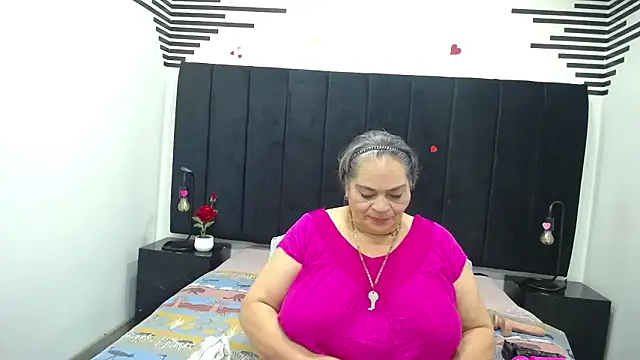 Chat +18 de QueenMatturex ao vivo