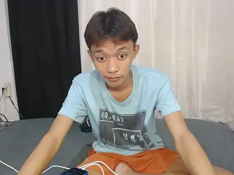 InnocentfuckerのライブXXXチャット