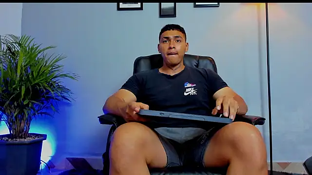 ronnie_crafored: онлайн-секс-чат