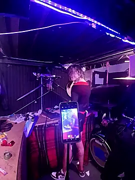 AllucyLu: διαδικτυακό σόου στην κάμερα