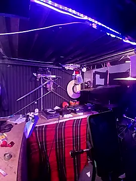 AllucyLu: διαδικτυακό σόου στην κάμερα