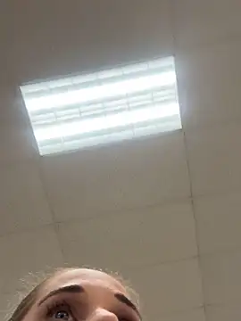 lolabunny9: διαδικτυακό σόου στην κάμερα