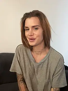 Chatroom XXX en direct de EmiliaCatalina