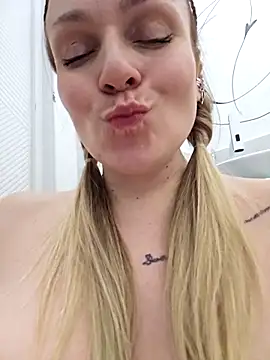 Chat +18 de Bondgirl_013 ao vivo