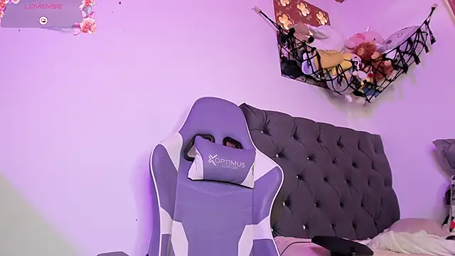 Lilithh_Kuro élő XXX-chatje