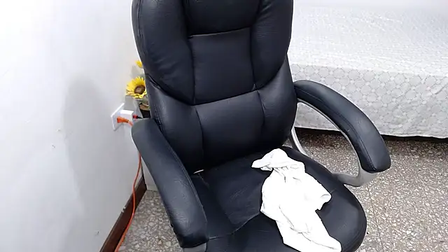 emiliaa_hot Adlı Modelin Canlı XXX Sohbeti