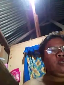 XXX chat uživo modela Huge_mama69