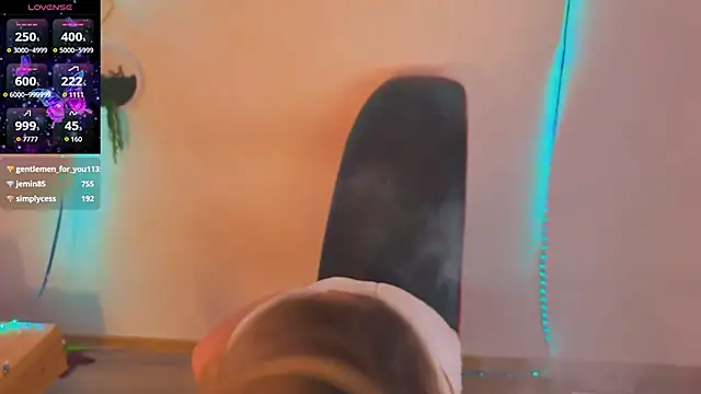 XXX chat uživo modela divamonikate