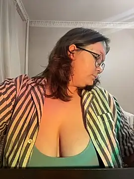 jullythefatty's Live XXX Chat