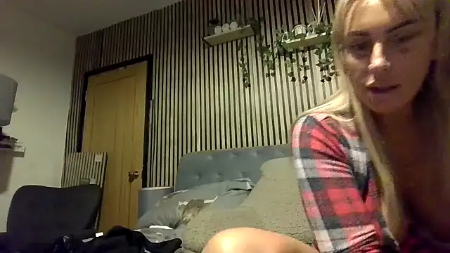 Show modela poppyinga1 na web-kameri