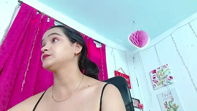 monica_little23 Adlı Modelin Canlı XXX Sohbeti