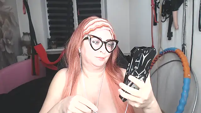 MISSwithDOLLS: απευθείας συνομιλία ΧΧΧ