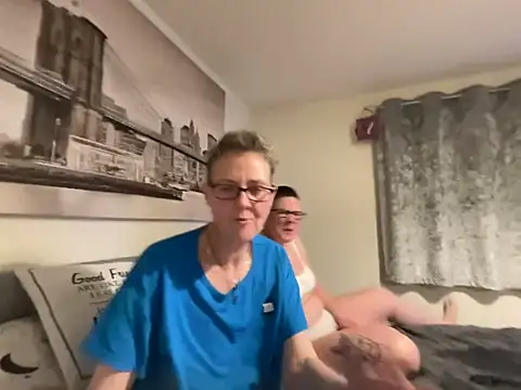 Curvy-Jinx Live XXX-chat