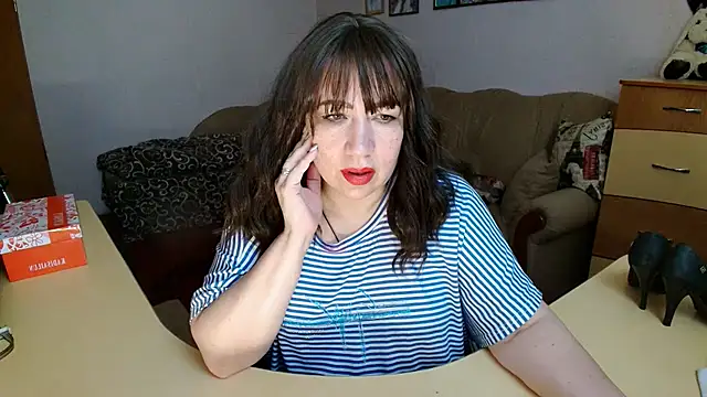 Lucretia_Goldi_: διαδικτυακό σόου στην κάμερα