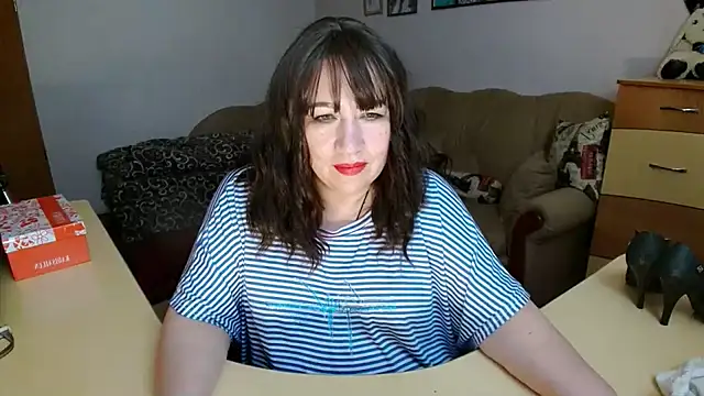 Chat +18 de Lucretia_Goldi_ ao vivo