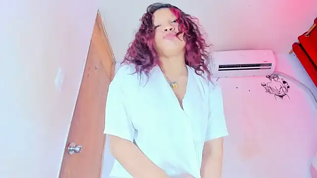 Emily_Coper18のライブXXXチャット