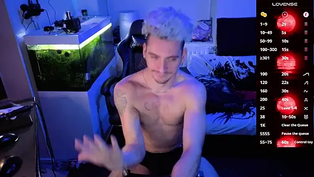 Rayzel_White: διαδικτυακό σόου στην κάμερα