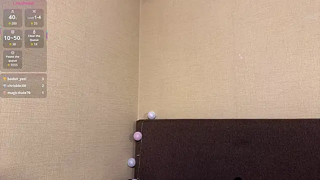 MidnightSophia: διαδικτυακό σόου στην κάμερα