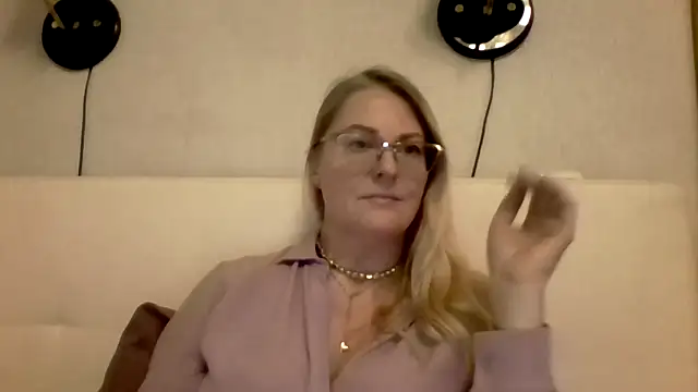 Emilia99 Live XXX Chat