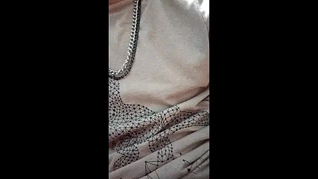 ElGiyuu25 webcam show