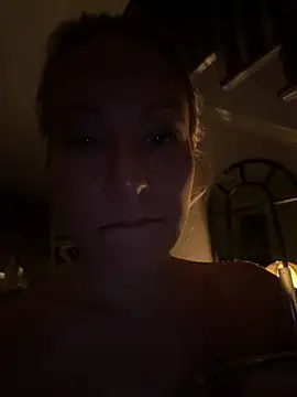 sophiasloane: διαδικτυακό σόου στην κάμερα