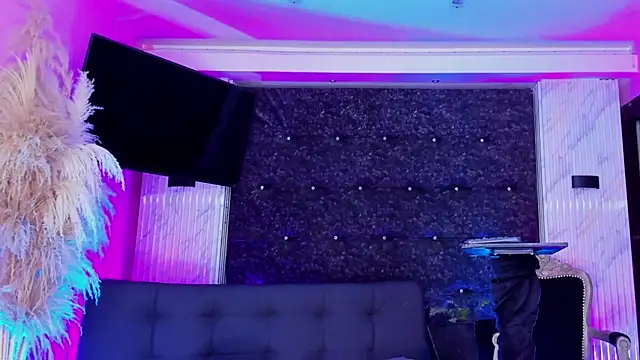 Queens_Wonders_Blondersn Webbikameraesitys