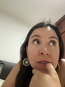 emely_sexx20's Webcam Show