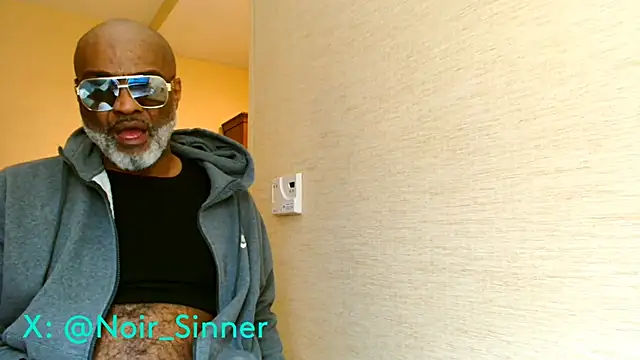 sinnernoir: διαδικτυακό σόου στην κάμερα