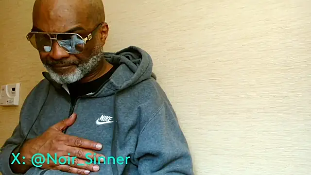 sinnernoir: διαδικτυακό σόου στην κάμερα