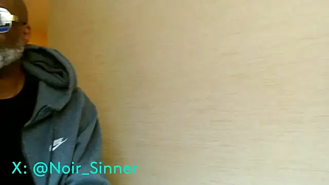 sinnernoir: διαδικτυακό σόου στην κάμερα