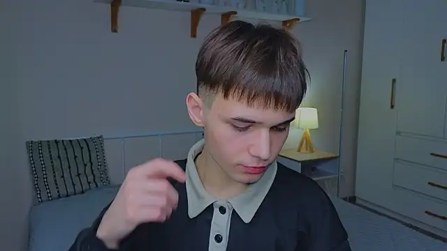 nixyasebe: διαδικτυακό σόου στην κάμερα