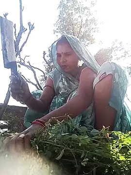 Rakhi_cut: διαδικτυακό σόου στην κάμερα