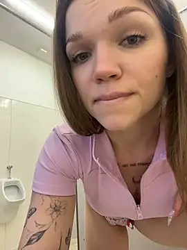 StreetSquirt live XXX chat