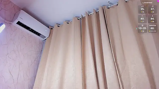 Show modela AkazaBoy_ na web-kameri