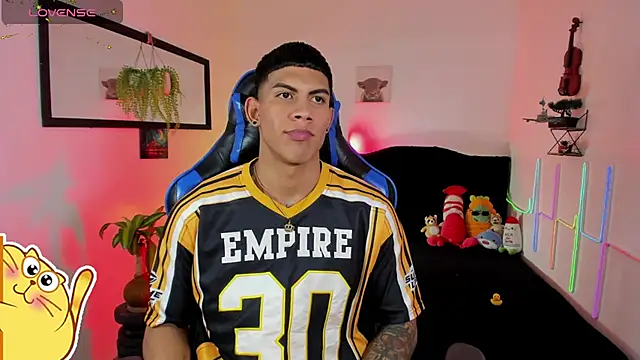 Damian_latinxxx Show in webcam