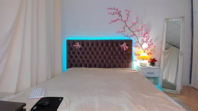 NikkiBustt's Live XXX Chat