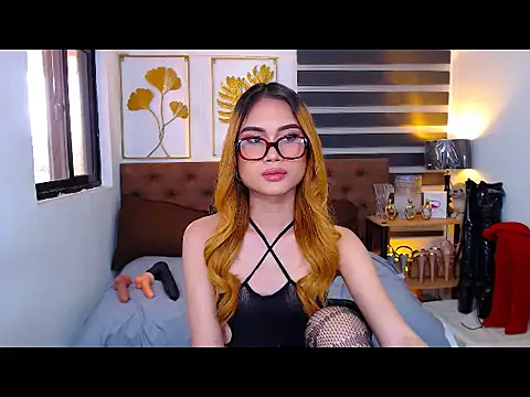 Show modela JuicyCockThea na web-kameri