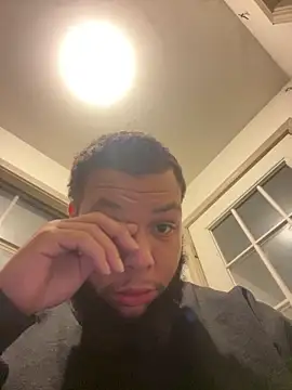 Ilikeemallidc: διαδικτυακό σόου στην κάμερα