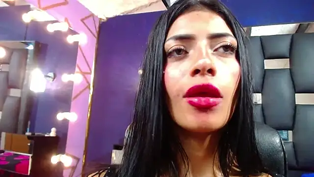 EMYCLARK01 Adlı Modelin Canlı XXX Sohbeti