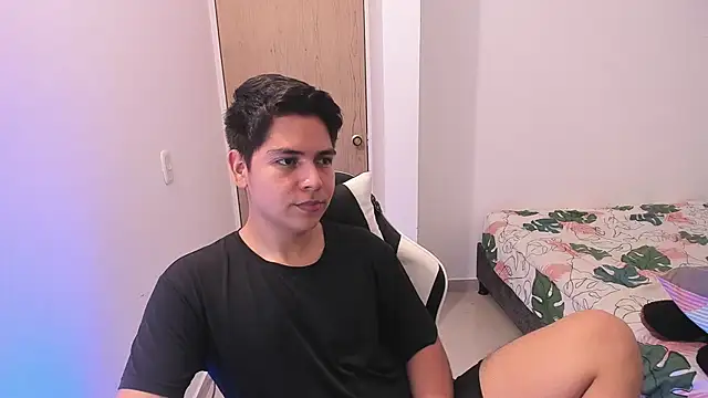 Asta_YunoXXX: διαδικτυακό σόου στην κάμερα