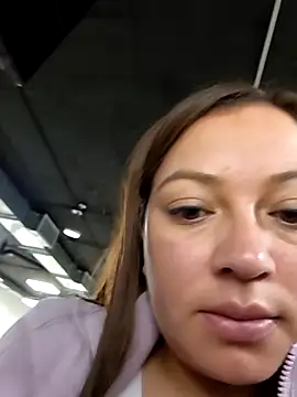 Chatroom XXX en direct de REYNITTA_FULL_