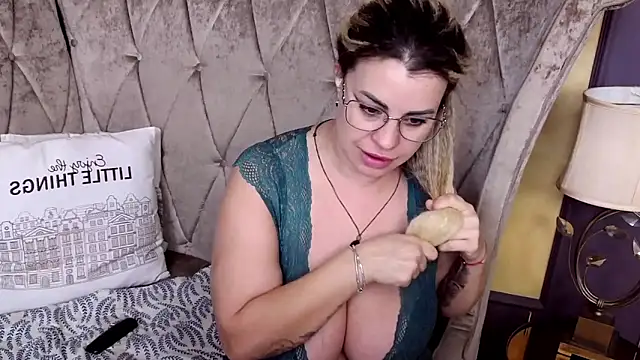 BustyGizelle élő XXX-chatje