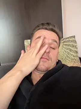 Pokazy przed kamerką – Huge_cock22cm