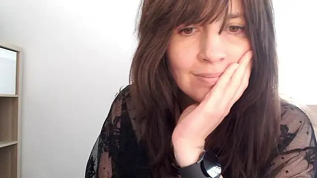 Ella_Next_Doorn Webbikameraesitys