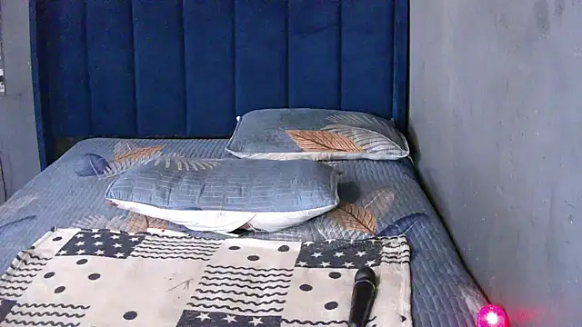 FREAKBARBIE02 Adlı Modelin Canlı XXX Sohbeti