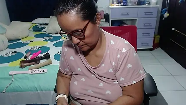 pervert_mommy_'s Live XXX Chat