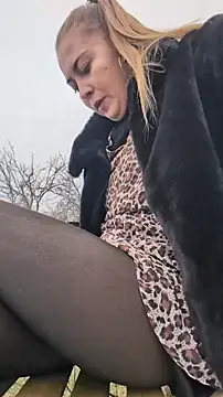 Risky_julia2330 – Naživo XXX chat