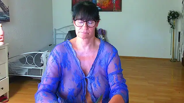 Sylly Adlı Modelin Canlı XXX Sohbeti