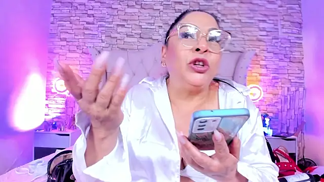 Gina_Myers Chat XXX in diretta